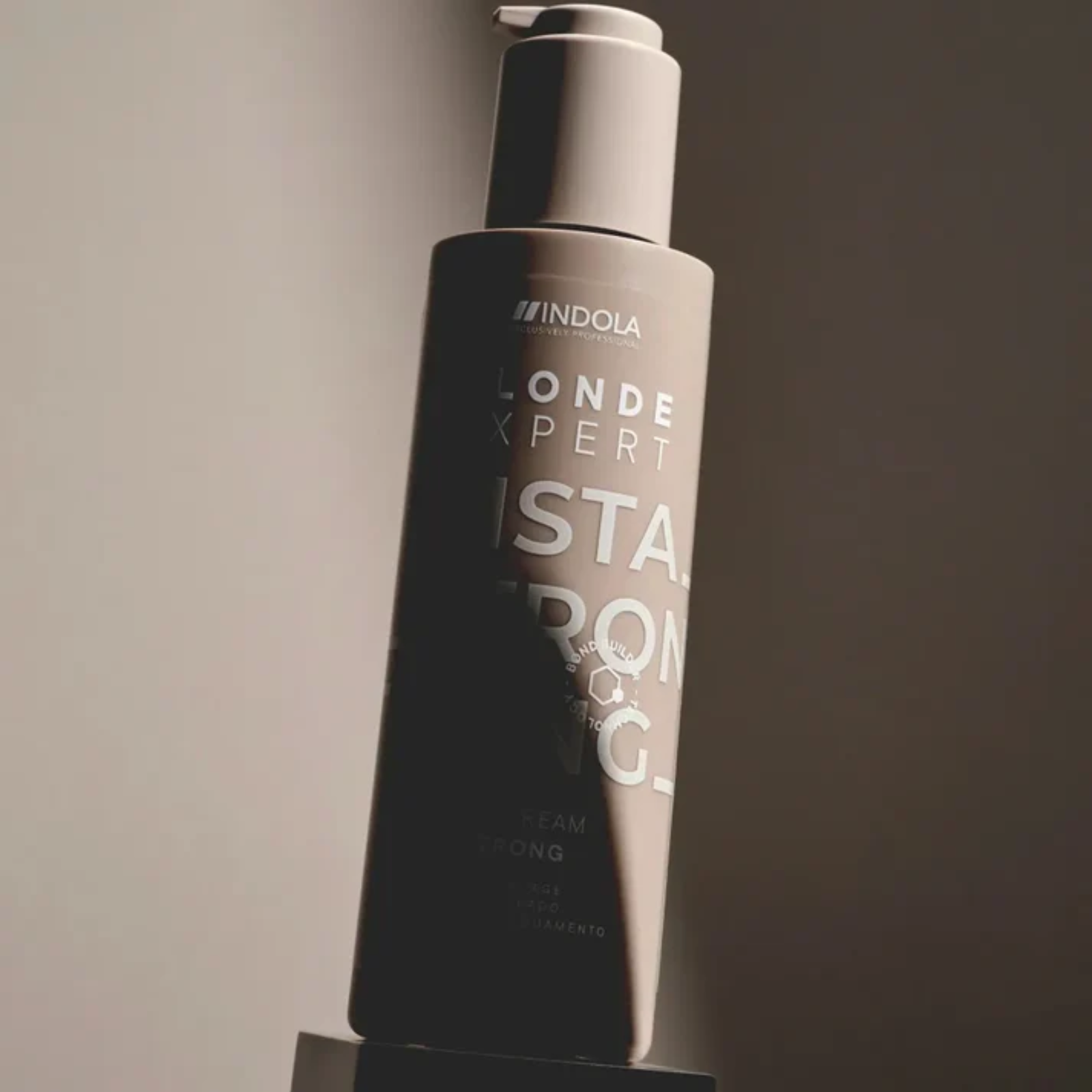 Crema Leave-in| Indola Blonde Expert InstaStrong 145ml