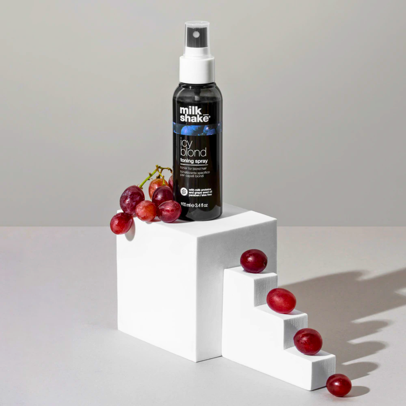 Spray nuantator tonuri reci Milkshake Icy Blond Toning Spray 100 ml Beautifier.ro